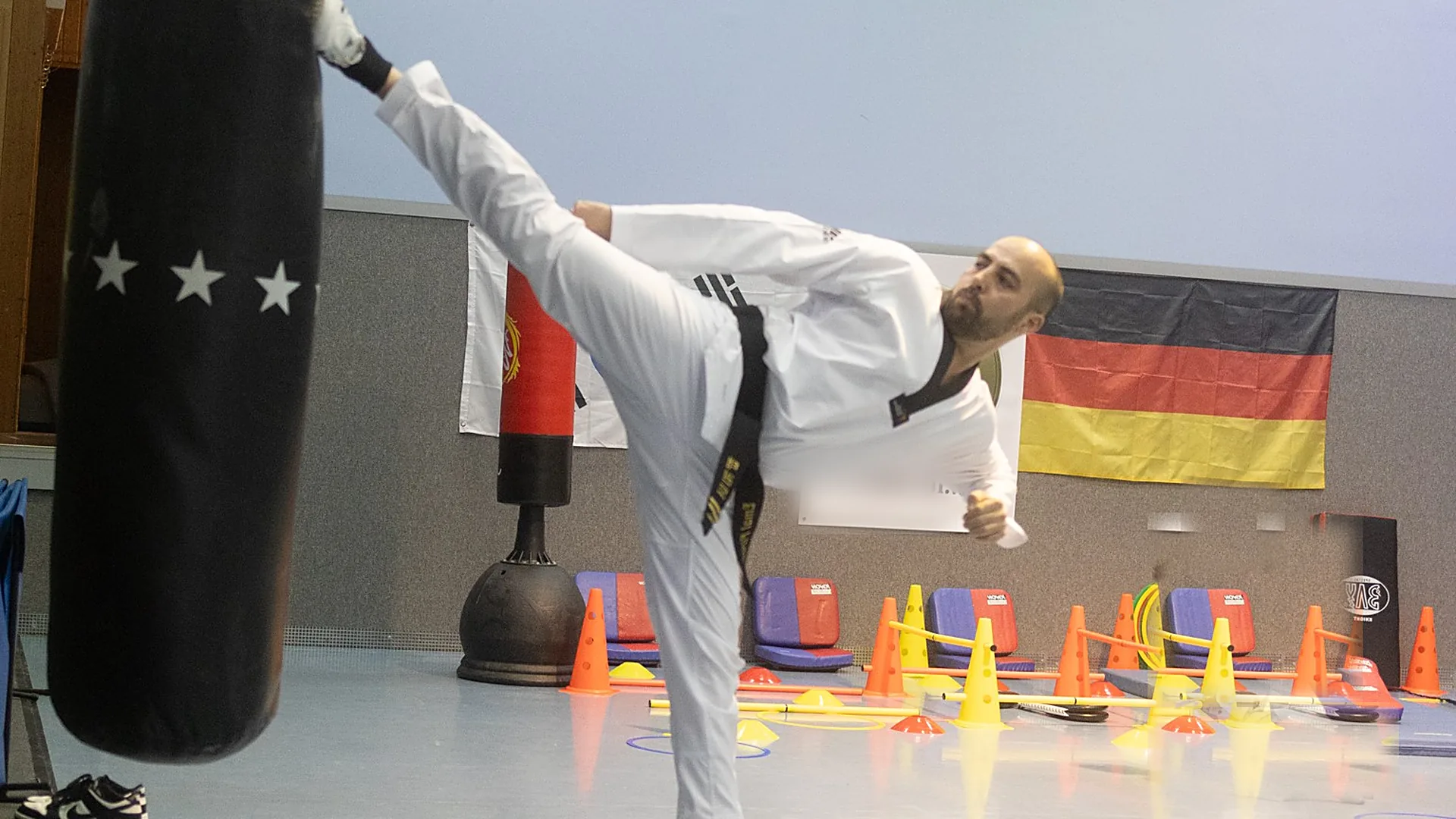 Cheftrainer des ITFC e.V. Mönchengladbach beim Taekwondo-Kick